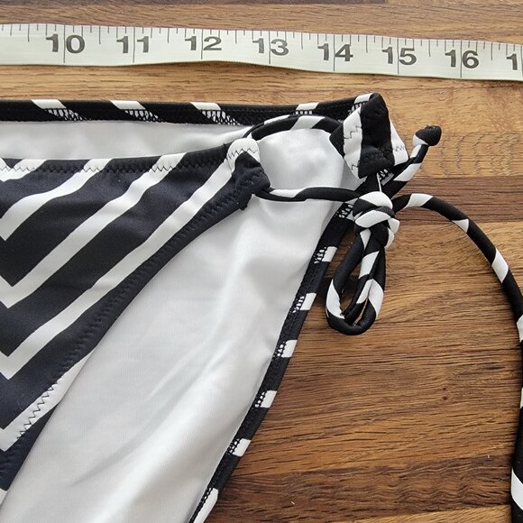 Victoria’s Secret Black and White Chevron Bikini w side ties - Picture 4 of 7
